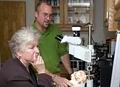 Джейн МакЛарен Уолш и Скотт Виттакер исследуют с помощью растрового электронного микроскопа «Череп Митчелл-Хеджеса», при помощи которого специалисты пытаются найти отметки от каких-либо инструментов (James Di Loreto/Smithsonian Institution). ||| 49Kb
