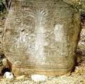 Стела 5 в Исапе, Чьяпас, на которой изображено мировое дерево и божественная пара. Монумент датируется поздним доклассическим периодом (200 г. до н.э. – 1 г. н.э.) и отражает тысячелетнее верование ||| 114Kb