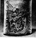 Гравированный сосуд, вероятно, область Чочола, Юкатан [Ко, 1973, № 67] (галерея Эдварда X. Меррина, Нью-Йорк)