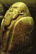 Ольмекская статуэтка из Тустлы, изображающая антропоморфное существо с лысой головой, нижняя часть его лица закрыта маской в виде утиного клюва ||| 23,0 Kb