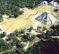 Пирамида «Пернатого змея» — Кукулькана в одном из центров майя — городе Чичен-Ица, снятая с самолета. Видны дороги — сакбе, которые через 17.8 километра соединяются с так называемой «Большой белой дорогой», построенной тысячелетие тому назад и впервые обследованной в 1931 году. Дорога прямая, как стрела, имеет всего шесть незначительных изгибов на своем 99-километровом протяжении. Эти изгибы по некоторым предположениям представляют собой подходы к исчезнувшим индейским городам.