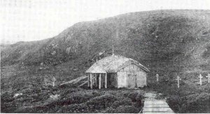 Вверху: православная церковь, построенная из сплавных бревен и дерна на о. Атту в западной части Алеутского архипелага (1900).
