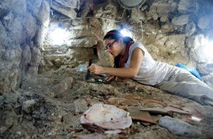 Археолог Оливия Наварро-Фарр из Вустерского колледжа, один из руководителей команды, нашедшей камеру размером 4 м. на 1,5 м., где покоятся останки Госпожи К’абель. На фотографии она проводит раскопки возле черепа.