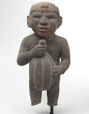 Каменная фигурка ацтека с плодом какао в руках. Бруклинский музей.