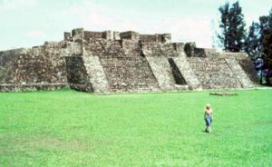 Рис. 3. Ацтекская двойная пирамида в Теопансолько. Фото Майкла Э. Смита