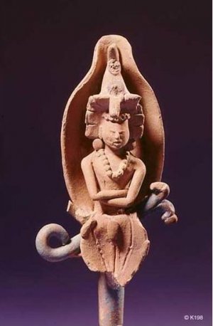 Рисунки 8, 9. Глиняные жезлы с юным божеством водяной лилии (Хайна, Мексика)