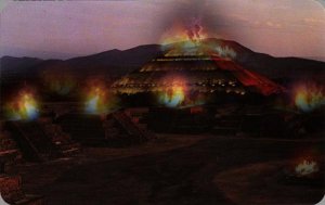 Около 550 года дворцы и храмы в центральной части Теотиуакана были преднамеренно сожжены. Коллаж «Мир индейцев»