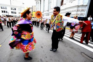 Танцы на карнавале в регионе Хунин. Фото Конгресс Республики Перу, 2012 г.