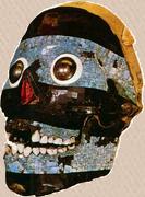 изображение Тецкатлипоки, сделанное из<br />
человеческого черепа инкрустированного бирюзой, нефритом, обсидианом и перламутром