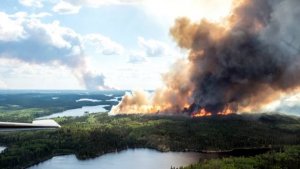 Из-за пожаров в Саскачеване индейцев эвакуируют во временные убежища