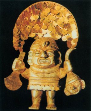 Рисунок 7. Воин держит в левой руке голову, а в правой – большой tumi (один из главных нейрохирургических инструментов), который использовался в качестве оружия для обезглавливания врага. У воина свирепое выражение лица (золотая статуя, культура Мочика; Museo del Oro, Лима).