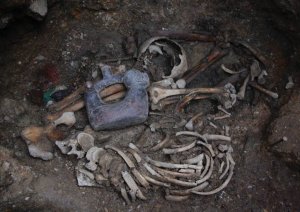 Захоронение двух человек в Пакопампе, главном церемониальном центре северного Перу. Здесь найден керамический сосуд, который изображает существо с телом змеи и головой ягуара. Также слева от сосуда обнаружена краска. Фото: ж-л Archaeology